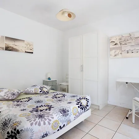 A L'ombre De L'albizia - *